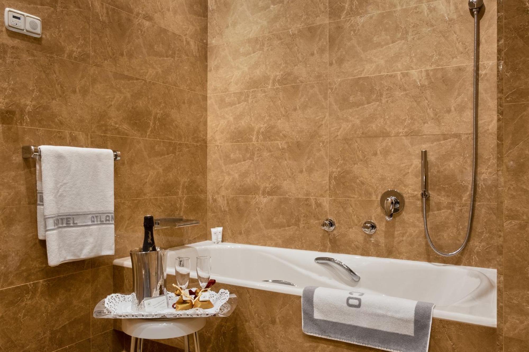 Hotel Atlantico Мадрид Екстериор снимка